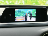 テレビ番組を画面で視聴でき、停車中の待ち時間も車内で過ごしやすくなります。画面表示で番組の内容を確認しながら、休憩時などに気軽に楽しめる便利な装備です。