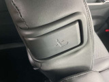 助手席は右側にもリクライニングレバーがあり、運転席からのリクライニング調整が可能です。