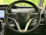 手元には複数の操作ボタンが配置され、運転席から各種機能へアクセスしやすい構成です。握りやすい形状と見やすいボタン配置で、日常の運転を便利にサポートします。