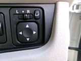電動格納式ミラーなので、対向車などとのすれ違い時にも便利です。