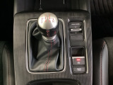 6速マニュアルシフトです。発進時、後退時、停車時等、使用頻度が高いのでシンプルなデザインですパーキングブレーキは電子制御パーキングブレーキです。
