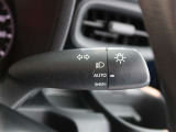オートマチックハイビームとは、先行車や対向車のライトを認識し、ハイビームとロービームを自動で切り替える機能です。夜道の視界を確保します。詳細は販売店スタッフまでおたずねください。