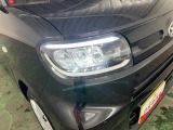 白く明るい光で夜間走行をサポートするLEDヘッドランプを搭載