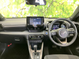 運転席から前方を見渡しやすいレイアウトで、視線を移した先にメーターや画面がまとまっています。黒を基調とした室内は落ち着きがあり、運転席と助手席ともにすっきりした空間です。