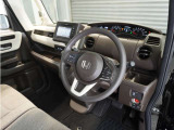 ◆視界広々で非常に運転しやすくロングドライブでも疲れを感じさせないすっきりとまとまったインパネ周りです。