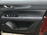 運転席のドアトリムデザインとパワーウィンドウスイッチ