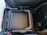 助手席シート下に収納BOXがあるので小物も収納できます。