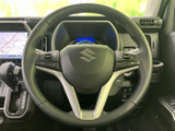 握りやすく操作性の良いステアリングです。快適なドライビングを実現するとともに、運転の楽しさを向上させてくれます。スポーティな印象です。