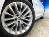 ●純正18インチアルミホイール:輸入車ならではの卓越した走りを支えるホイールと足回りです!日本車の走りに慣れている方にもぜひ体感して頂きたいほど、高いレベルでまとまっています!
