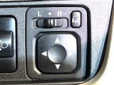 【電動格納ミラー】サイドミラーは電動格納式となっており、狭い駐車場でもキズがつくリスクを抑えられます。