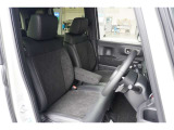運転席・助手席はベンチシートになっております!運転席と助手席の間をスムーズに移動できます♪