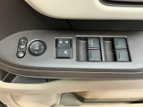 電動格納式リモコンドアミラーと、パワーウィンドウスイッチ等は運転席ドアにあります。