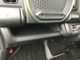 助手席側には多くの収納をご用意しております。