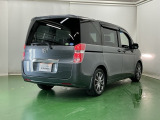 後席の窓には外から車内が見えにくくなるプライバシーガラスを採用。周りを気にせずリラックスして過ごせます
