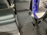 リアシートは簡単に倒すことができるので、ラゲッジルームも広がります。