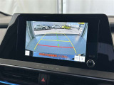 こちらのバックカメラは画面にラインが表示されておりますので、バック時のクルマの進行方向の目安になります。より高いレベルで車庫入れをサポートする、便利な機能ですね。
