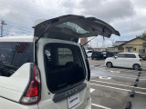 バックドアの約半分の 開閉スペースがあれば荷物を出し入れすることができるハーフバックドアを新設定。狭い駐車場などでも安心の使い勝手です。