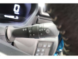 スイッチをオートに設定しておけば、車外の明るさに応じて自動的にヘッドランプを点灯・消灯します。夕暮れ時やトンネルの続く山道などを走行する時に便利なコンライトを装備しています。
