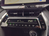 「運転席は少し涼しくしたいけど、助手席は暖かくしたい&hellip;」そんなドライブ中の温度の好みの違いをスパッと解決!運転席と助手席でそれぞれ個別に温度設定ができるため、同乗するパートナーが自分の好みにできます