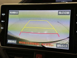 後方の見える安心をお届けするバックガイドモニター付:バックするときのアシストラインもあって楽々バック!車庫入れや縦列駐車をサポートし、苦手な駐車も安心です!今やもう手放せない装備ですネ♪