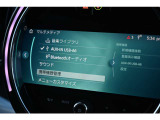 もはやMINI標準搭載とも言える、デザインアイコンの一つでもあるカーナビは各種設定から情報、マルチメディアまで、可愛らしい見てくれで多機能な装備の一つです。