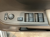 【パワーウィンドウスイッチ】ワンタッチで、パワーウインドウやドアミラーを操作できます。