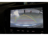 バックカメラ装備。運転席からは死角になる場所をカメラが補完しますので安全です。また、ガイド線が曲がる方向に動くタイプなので、初めての駐車場に止めるときや縦列駐車などの時に便利です。