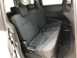【後部座席】も当然、綺麗・清潔に仕上げております。内装の綺麗なお車は気持ちが良いですし、コンディションのいい車が多いです。これもオススメの1台です。