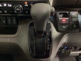 CVT車のセレクトレバーです。低速から高速まで、変速ショックのないスムーズな走りと、エンジン効率のよい領域を維持して燃費にも貢献します。サイドブレーキはスイッチ操作の電子制御パーキングブレーキです。