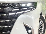 【シーケンシャルターンランプ付きLEDヘッドライト】人気の『流れるウィンカー』付きのLEDヘッドライトを装備♪高級感はもちろん、点灯時は存在感たっぷりで他車からも認識されやすく安心です。