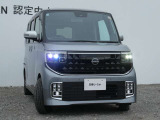 アダプティブLEDヘッドライト。フロントカメラで前方の状況を検知し対向車や先行車に眩しい思いをさせることなく必要なところだけを遠くまで照射します。