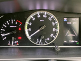 速度や燃料残量など、運転時に確認したい情報がまとまって表示されます。中央の大きなメーターと右側の液晶表示で必要な項目を見分けやすく、走行中も視線を向けて確認しやすい配置です。
