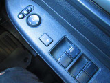 運転席ドアにまとまったパワーウィンドウや電動格納式ドアミラーのスイッチ。手の届きやすい位置に配置されており、ドライブ中の操作性も良好です。稲沢店では全車現車確認を実施し、細部まで品質管理を徹