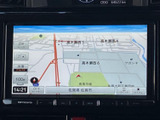 地図上に現在地周辺の道路や施設名が表示され、目的地までの道順を確認する際に役立ちます。画面上で地図を見渡しやすく、慣れない場所へのお出かけにも便利です。