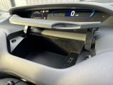 運転席前側にも収納可!