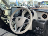 運転席からの視界は広く、操作性にも優れています。ステアリングやシートの配置も考え抜かれており、快適なドライビングをサポートします。