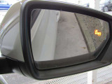 《レーンチェンジアシストシステム》 後方から接近する車両を検知すると点灯して知らせてくれます。これで車線変更も怖くない!