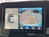 後方映像に加えて車両周辺を俯瞰する表示もあり、駐車位置や周囲の状況を画面で確認できます。ガイドラインも表示され、バックでの駐車や狭い場所での切り返しをサポートする便利な装備です。