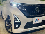 【LEDヘッドライト】悪天候や夜間走行時も良好な視界を確保し安心して運転できる高輝度LEDヘッドライトを装備!点灯速度が早く、消費電力も抑えられています。