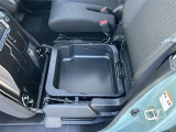 助手席シートアンダーボックスヲ装備。車検証や小物等を収納できます。