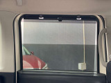 後席ロールサンシェードです。車内に差し込む日差しを和らげてくれます。