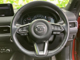 手元にスイッチがまとまり、運転姿勢を大きく変えずに各種操作へアクセスしやすい配置です。メーターとの位置関係も見やすく、日常の運転をしながら機能を活用できる装備が揃っています。