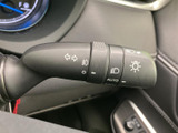 操作しやすい位置に配置されたウインカーレバー。直感的に操作でき、安全な車線変更をサポートします。細部までこだわった設計が光ります。