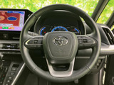 手元に各種スイッチがまとまり、運転姿勢を保ったまま必要な操作へ移りやすい配置です。視線の移動を抑えやすく、日々の運転をサポートします。