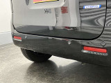 【後退時ブレーキサポート】リヤバンパーに4つの超音波センサーを内蔵し、車両後方にある障害物を検知。透明なガラスなども検知でき、コンビニの駐車場などでの衝突回避をサポートします。