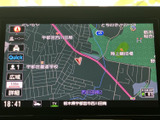 見やすい地図表示で、目的地までスムーズに案内。渋滞情報など、運転に役立つ情報も表示されます。安全運転をサポートする機能も充実しています。
