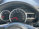 速度計や各種表示が運転席正面にまとまり、走行に必要な情報を視線を大きく外さず確認しやすい配置です。表示が見渡しやすく、毎日の運転を支える計器まわりです。
