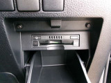 ETC車載器を装備しています。高速道路の料金所もストレスなく通行できます。すっきりとしたビルトインタイプですよ。