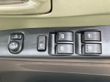 【電動格納ミラー】サイドミラーは電動格納式となっており、狭い駐車場でもキズがつくリスクを抑えられます。