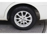 タイヤサイズは175/70R14になります。溝数は約4ミリです。